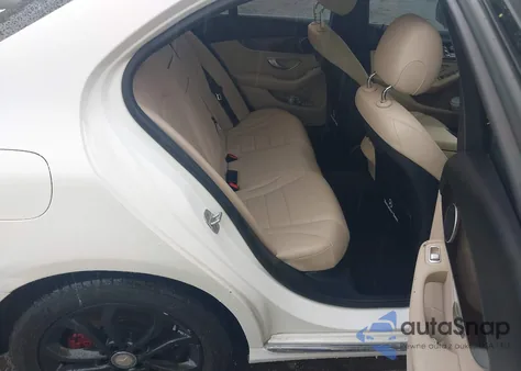 2016 Mercedes-Benz C 300 4Matic из США, поврежденный, VIN 55SWF4KB3GU101946